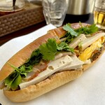 GIA DINH - 特別バインミー(パテ、焼肉、玉子焼き Bánh mì đặc biệt (pate thịt nướng chả trứng))
      具沢山でゴージャス、バゲットはパリッと香ばしい♪