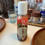 函館麺や 一文字 - 備え付けのごまラー油