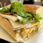 GIA DINH - たっぷりの家庭菜園パクチーに人参やキュウリなどの野菜類、バインミーと言えば欠かせないレバーパテ、鶏肉に手作りベトナムハム、そしてしっとり絶妙な焼き加減の玉子焼きｳﾏｰ(°∀°)♫