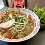 GIA DINH - ブン・ジェウ・クヮ（Bún Riêu Cua ¥820税込）
      これですよ！Mugのイチオシ！モクズガニの麺料理です♪