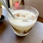 GIA DINH - 本日のチェー。
      人参ゼリー、タピオカ、小豆、コーン、ココナッツフレーク、そしてインゲン豆、、だと思われる^^;