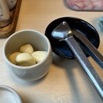 函館麺や 一文字 - 生ニンニクを絞ります