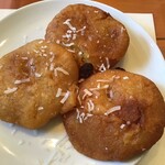 JAGA - ナリヤピタ（削ったココナッツやレーズン入りの揚げ菓子）