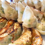 中華料理 しむら - 餃子の皮が透けててモチモチ