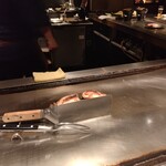 久坊 - ぶりの西京焼きを焼いています（オーナー独自の焼き方）