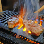 焼肉の井筒屋 - 牛タン調理中