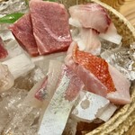 しんのすけ - 造り…おまかせ盛合せ
      右上から時計回りに、いさき・金目鯛・シオ・生本まぐろ