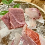 しんのすけ - 造り…おまかせ盛合せ
      右上から時計回りに、いさき・金目鯛・シオ・生本まぐろ