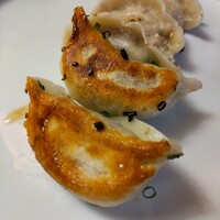老上海 陸氏厨房 中洲店 - ひっくり返した焼き餃子