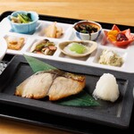 馬鮫魚的西京燒京都家常菜拼盤
