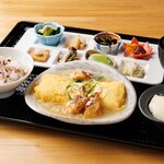 京都雞蛋的鐵板中肥高湯蛋卷和甜鯛魚的香味炸豆皮蓋澆家常菜拼盤