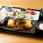 京都鸡蛋的铁板中肥高汤蛋卷和烤牛肉日式家常菜拼盘