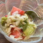 千歳屋 - ☆アボカドとトマトのサラダ   刻みタマネギいい