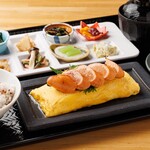 京都雞蛋的鐵板中肥高湯蛋卷和石窯烤明太子家常菜拼盤