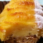 アンファミーユ - スイートポテト   断面アップ。芋の風味が濃厚で、下部のタルト生地がまた美味い。