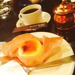 Brown Books Cafe - 道産食材を使用したチーズケーキとブレンドコーヒー☆ほっこりでちょうど良い大きさと甘さ、美味しい꒰◍'౪`◍꒱۶*. `