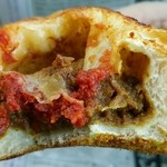 ブーランジェリーノブ - 焼きトマトカレーパン  断面。チーズとトマトとカレーは、黄金の組合せ。
