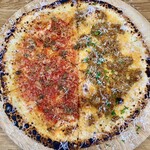 Pizza双 - 左が「マリナーラ」@770、右が「辛豚挽肉と香味野菜」@880、ハーフ&ハーフPizza 
