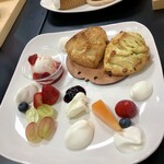tea and scone RF CAFE - スコーンセット(スコーンは選択制で1個)。本日は抹茶ホワイトチョコスコーン+単品でプレーンスコーン