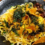 灼味噌らーめん 八堂八 - 味噌まぜそば(スープ付)ひと口飯付 1500円、混ぜて上から「玉ねぎ揚げ」と「磯のり」を振りかけました