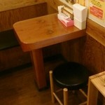 Misuta Papi - 小さめテーブル席です(〃ω〃)
      