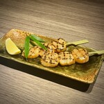 Grilled scallops with soy sauce and chili pepper