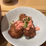 十割舞そば 忠庵 - 今日のお惣菜は鶏の南蛮。さて、上に乗ってるピンクのタルタルは何でしょう？？