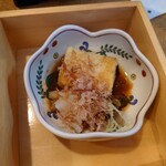 Yama Biko - ◯揚げ豆腐
                      衣を付けて揚げられている
                      カエシが良質なので、このタレも当然美味しいわなあ