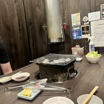 炭火焼肉屋台 たじま屋 - テーブル