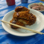 肉のまえかわ -    メンチカツは食べやすくカットしてくれていました