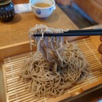 Yama Biko - 鼻のそばに近づけると
                      ほんのりといい蕎麦の香りが香ってくる
                      
                      噛むと蕎麦の旨味がシッカリと感じられる
                      良質な二八蕎麦となる
                      （おかみさんに尋ねて確認済み）