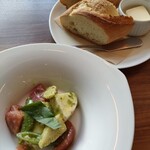 上野おフランス亭 - 野菜とモッツアレラチーズのカプレーゼ風サラダ