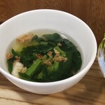 キッチン ブルー グローブ - ほうれん草スープのアップ