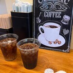 コグマ 八王子店 - サービスのコーヒーは
                                ホットとアイスを選べます。
                                コーヒーマシンで淹れたアイスコーヒーを受け取り
                                空いていたカウンター席へ。