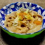 もつ万 - 一味唐辛子をかけると甘味と辛さが美味い