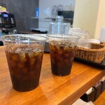KOGUMA - コンビニのようにカップ蓋やストロー、
                      ミルクやシュガーも用意されているので…
                      テイクアウト利用のお客さんも
                      サービスのコーヒーを持ち帰りでき
                      コレは嬉しいサービスですね♪( ´▽｀)