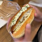 コグマ 八王子店 - コレ、美味しい！！(๑˃̵ᴗ˂̵)
                                ◯フィッシュドッグ¥300
                                …両手で持つほど大きなコッペパンに、
                                千切りキャベツと白身魚フライをサンドしたパンです。
                                タルタルソースたっぷりが嬉しい♪(  ´艸`)♡