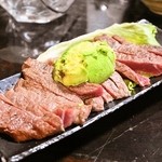 もつ焼 まるい - 2014.3 仔牛ステーキアボカド（100g850円）300g