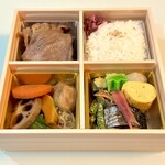 三嶋亭 - 反対側から、右手前がおばんざいです。