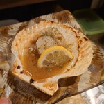 Grilled scallops with butter and soy sauce (1 piece)