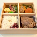 三嶋亭 - 右手前がすき焼きのお肉、右奥がすき焼きの具材です。