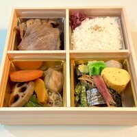 三嶋亭 本店 - 反対側から、右手前がおばんざいです。