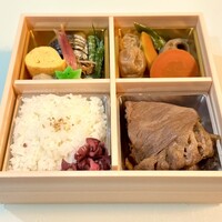 三嶋亭 本店 - 右手前がすき焼きのお肉、右奥がすき焼きの具材です。