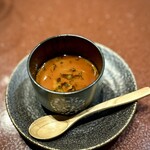 Chainizu Beddo - ■すっぽんの茶碗蒸し
                        濃厚なすっぽんスープの下には、身もしっかりとあしらった茶碗蒸し。
                        私には少し強めのお味でしたが、青柚子が塩梅を整えてくれます。