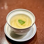 中華寝台 - ■新玉葱の薬膳スープ
      中華のコースは、しっかりメニューもありますが、こうしてホッとひと息のお皿が挟まれるのは、大歓迎。
      はと麦の食感も良く、後半に向けて気持ちも整います。