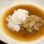 中華寝台 - シェフの白湯は、まさに熱のこもったしっかりしたお味。
      私は、ひと口ごはんと黒酢を投入して、一滴残らず掬い取ります(^^)
      たまらん…