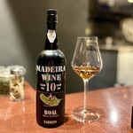 中華寝台 - マデイラはまったく詳しくないのですが、白湯の濃厚な旨味や甘味にも、思いの外しっくり来るものですね。
      ２種を飲み比べさせていただきましたが、やや爽やかさの残るこちらの方が、個人的にはずっと好み。