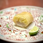 中華寝台 - ■ 春巻き（帆立・ヤングコーン・黄韮）
      小気味いいパリッと食感に続いて、半生の帆立。ヤングコーンのアクセントもいい。
      主張が控えめな具材たちの中で、黄ニラがいいお仕事！
      ああ、私の春巻き史上、最高〜♪