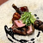 中華寝台 - ■仔羊のステーキ
      クミンのソースが、この柔らかい仔羊ちゃんの旨味に、よく合いますねぇ。
      九条葱や葉大蒜で重くなり過ぎないし、バランス良き…