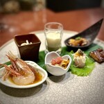 中華寝台 - ■前菜盛り合わせ（ピータン豆腐・押し豆腐・よだれ鶏・焼豚・いさき刺身・沖蜆・牡丹海老）
      ゴルゴンゾーラと合わせる、こちらの焼豚、深みがあって、大好きです(^^)